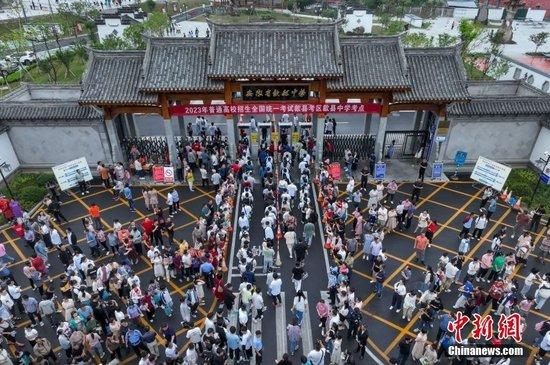 在安徽省黄山市歙县考区歙县中学考点,考生有序进入考场。(无人机照片)