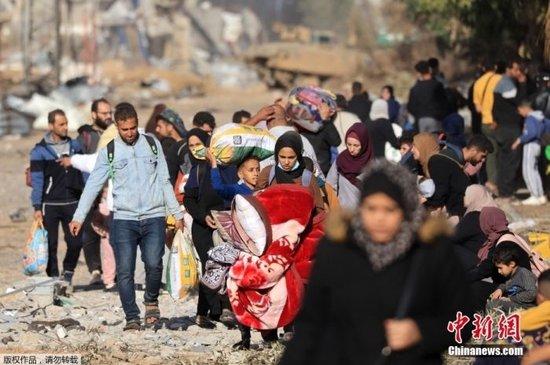 当地时间11月19日,加沙地带南部Zeitoun地区的民众迁移躲避战火。