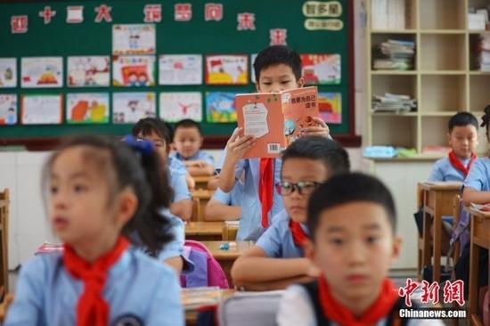 资料图:学生们在课堂内上课。中新社记者 泱波 摄