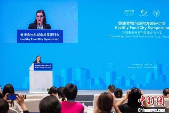 毕曼达在健康食物与城市发展研讨会上发言。联合国儿童基金会供图。