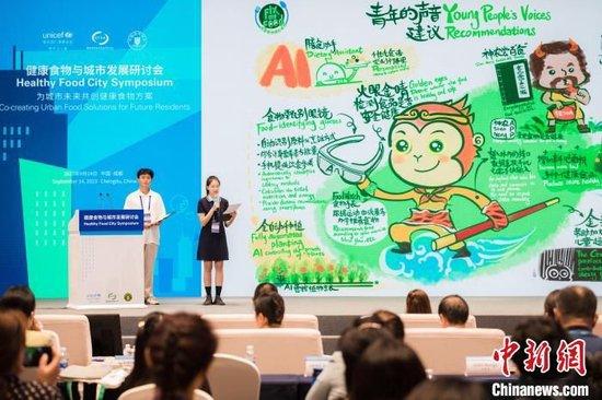 图为来自成都的学生曾希珩(右)和胡清源在分享联合国儿童基金会“我要更健康的食物”公益倡导活动青年咨询工作坊的讨论结果及线上调查结果。联合国儿童基金会供图。