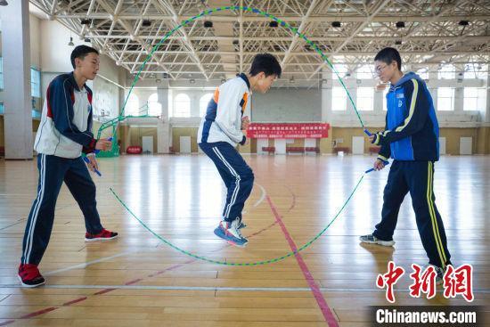 图为同学们在练习花式跳绳。 张林虎 摄