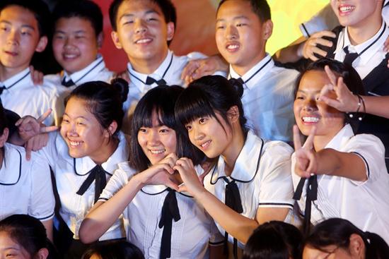 2016年6月3日,济南实验初中初二年级的学生在家长、老师的陪同下,笑迎青春,度过了自己的“十四岁青春礼”。(资料图片)视觉中国供图