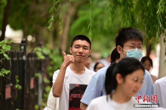 6月7日,2023年全国高考拉开帷幕。图为沈阳一高考考场,考生开始进入考场。 于海洋摄