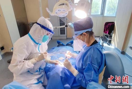 王颖接受采访时直言,千万不能轻视“缺牙”,这不仅会影响其他牙齿的健康,还会带“坏”全身。 徐兰青 摄