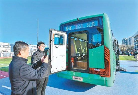 新型通学车增加了车尾安全门。 本报记者 邓伟摄