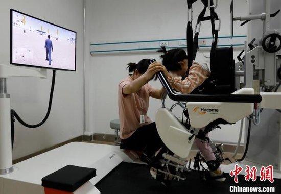 借助智能医疗器械,帮助残障儿童锻炼行走能力。 杨迪 摄