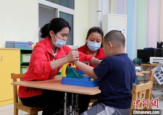 帮助残障儿童锻炼动手能力。 杨迪 摄