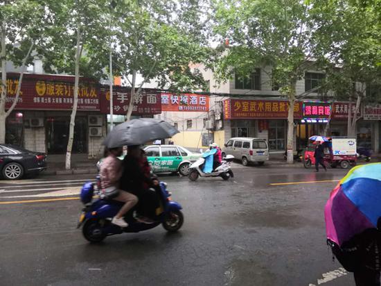 小龙武校周边琳琅满目的武术用品批发店。