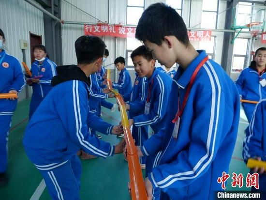 图为趣味游戏可以提高同学们的合作意识。 胡建华 摄