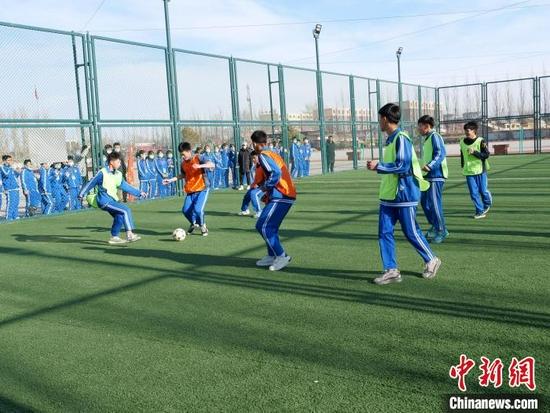 图为同学们在课后踢足球。 胡建华 摄