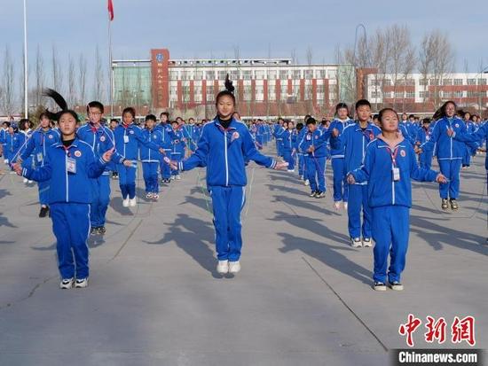 图为同学们在课间跳绳。 胡建华 摄
