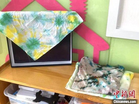 图为北京市儿童福利院教室内的扎染作品。 徐婧 摄