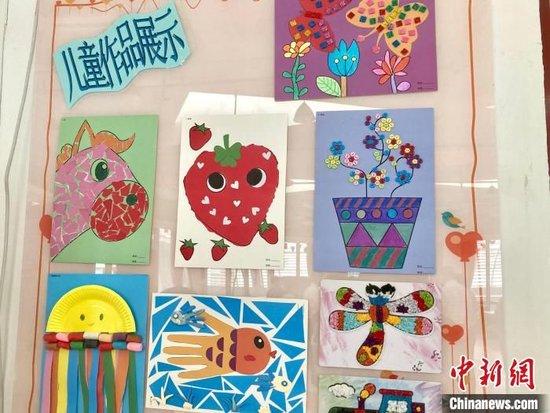 图为北京市儿童福利院教室内的作品展示。 徐婧 摄