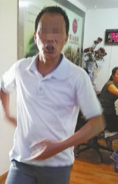 在荣兴包装公司上班的该男子抢夺记者的手机。