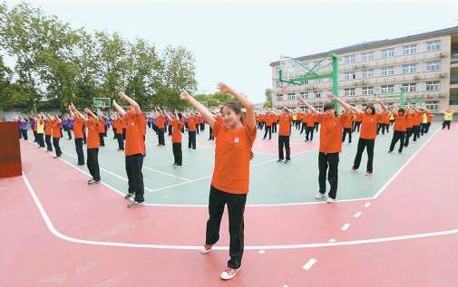 2015年5月14日,北京市第一六五中学举行“阳光体育、活力无限”大课间展示活动。 周良摄
