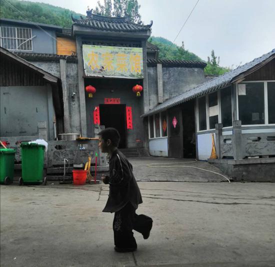 4月26日下午,嵩山少林寺景区内,某武校一年纪很小的学生,一边跑(练习)一边哭。
