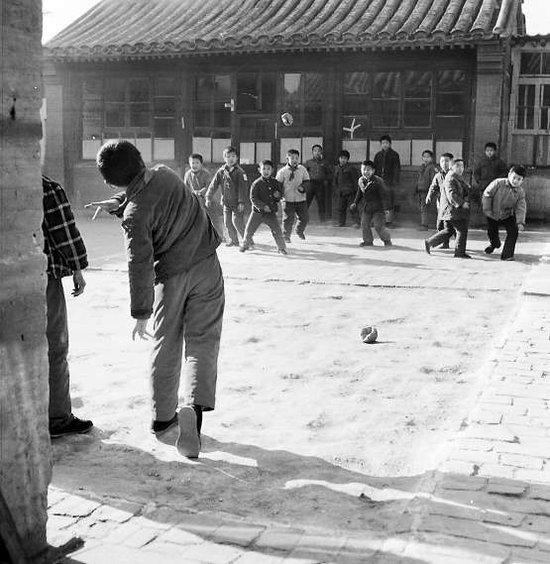 上世纪80年代,北京麻线胡同小学的学生在课间打排球。王宝琴摄