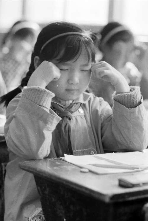 1979年冬,三里河第三小学的学生课间做眼保健操。王宝琴摄