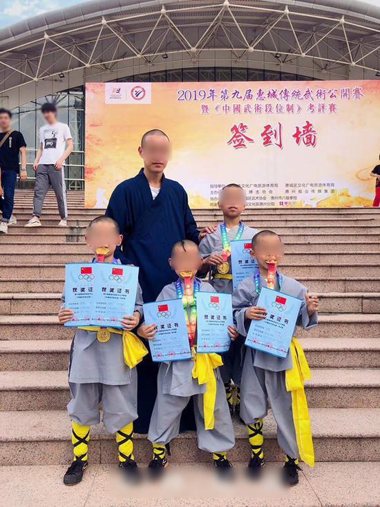 5月29日,“武僧团”某教练发的朋友圈,是他带学生参加5月25日在惠州举行的武术比赛合影。