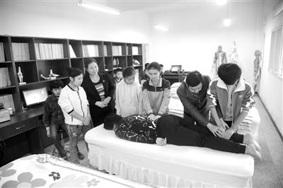 学生参加康复按摩课学习