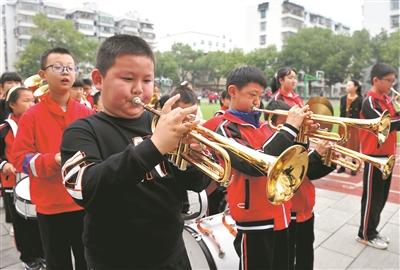 10月29日,湖北宜昌秭归县实验小学学生在练习吹小号。 新华社发