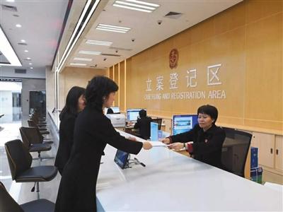 昨日,参与诉讼的公益律师前往广州市中院立案。 广东省消委会供图