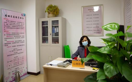 西城区民政局婚登处设有心理咨询室,西城区人民调解员纪美云随时接待前来咨询调解的夫妻。摄影/新京报记者 李凯祥