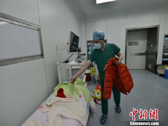 医生整理杨君望的衣物。常山县红十字会和常山县人民医院提供