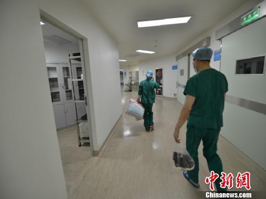 医生整理杨君望的衣物。常山县红十字会和常山县人民医院提供