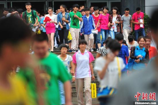 资料图:某中学考点,考生考试结束后走出考场。中新社发 于海洋 摄