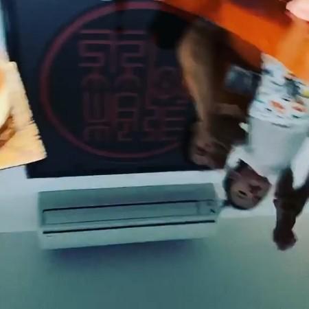 视频中,玻璃映出了宝宝的脸蛋