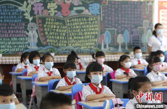 椰博小学的学生正在上课。 张茜翼 摄