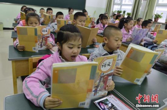 资料图:学生正在朗诵课文。中新社记者 刘新 摄