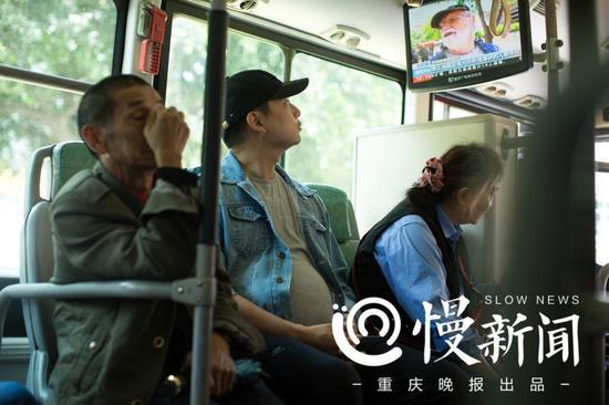 郑先生说,公交上左摇右晃,最怕肚子被碰到