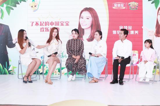 节目中明星宝宝李涵旭一家出席欢乐盛典活动