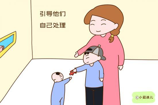 当家里两个孩子打架时,家长要学会放手,引导他们自己处理