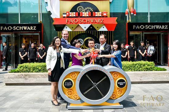 左起:kidsland凯知乐集团执行董事中国董事总经理仲梅女士、ThreeSixty Group首席运营官Jan-Eric Kloth先生、中国玩具和婴童用品协会会长梁梅女士、中国国际贸易中心股份有限公司董事副总经理钟荣明先生、kidsland凯知乐国际贸易有限公司主席兼行政总裁李澄曜先生、国贸商城副总监景春女士