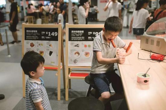 ☆哥哥,好吃吗? 焦距(室内):35mm,光圈:f/2,快门速度:1/250s,感光度:ISO1000