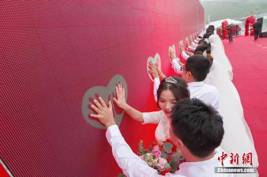 数对新人在婚礼现场按手印 图文无关 中新社记者 贾天勇 摄