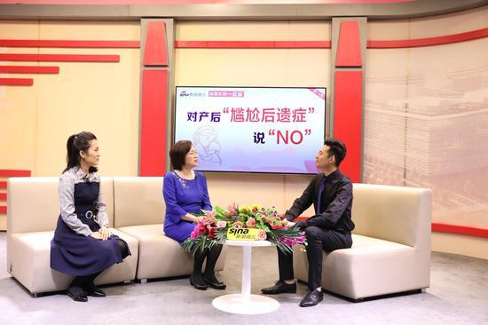 北京和睦家医院康复医学科主任 宋小燕(左二)和北京和睦家康复医院 产后康复中心负责人肖明月(左一)