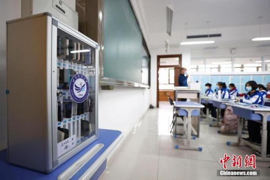 资料图:北京丰台二中高二四班内的手机保管箱。 中新社记者 富田 摄
