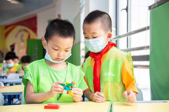 7月5日,孩子们在武汉市秦园路社区托管室上课。新华社发(伍志尊 摄)
