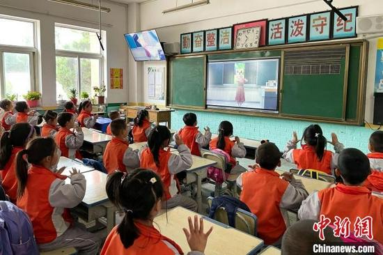 白面民族小学二年级学生的音乐课堂,由银川市兴庆区十八小老师通过屏幕进行授课。 李佩珊 摄
