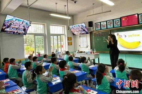 白面民族小学四年级英语课堂现场,屏幕那头的冶家村小学同上一堂课。 李佩珊 摄