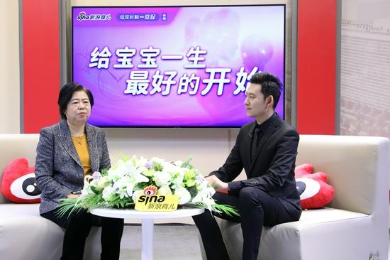 (左一)原首都儿科研究所儿童生长发育研究室副主任:孙淑英