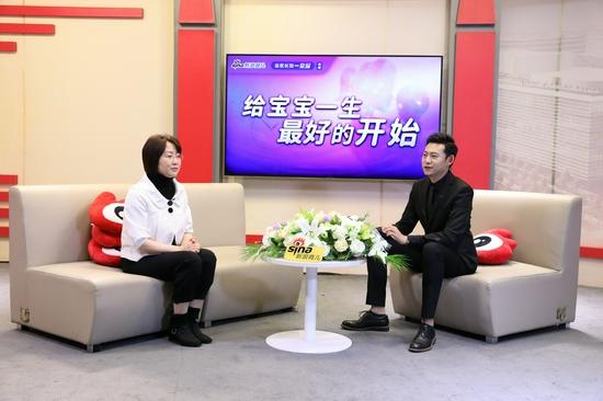 (左一)美中宜和儿科主任:李月萍