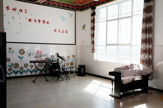 捐赠前学校仅有的1台电子琴和2台手风琴