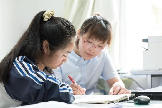 木苦衣伍木(左)与班主任陈晶(右)在一起交流