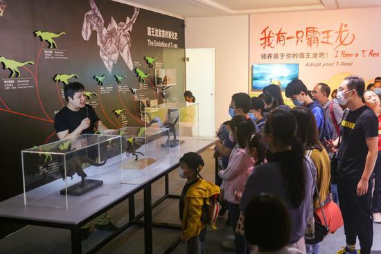 图3:赵闯介绍霸王龙家族的演化